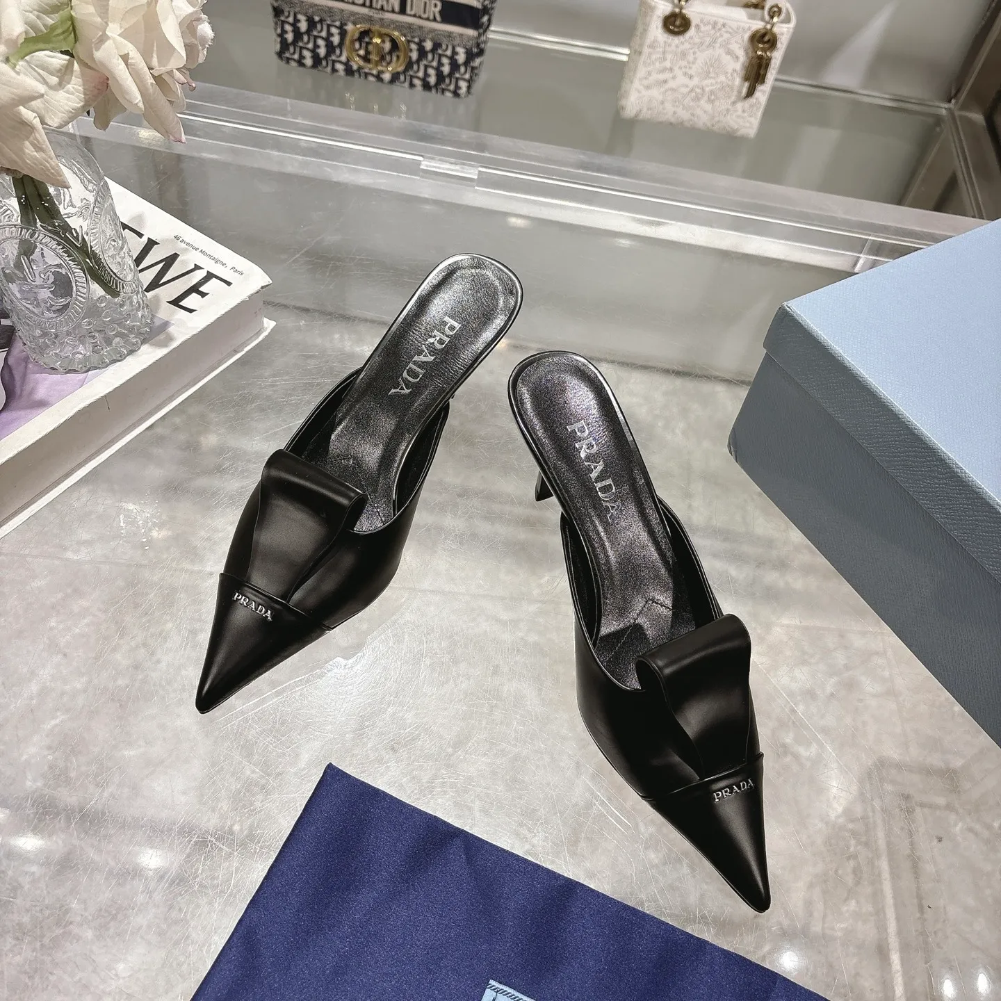 👟👟Ex-factory price 540👟👟 High version ex-factory PRADA* Prada 25ss spring and summer new Mary Jane pointed-toe high-heeled shoes fashion shoes. Purchased from the original version and developed 1:1, perfect details, comfortable on the feet, can be matched with beautiful spring and summer clothes, exquisite and durable 🤩 ✔Upper: original open-edge beaded cowhide ✔Inner: sheepskin ✔Outsole: Italian genuine leather outsole ✔Heel height: 5.5cm, 7.5cm ✔Number of yards: 35-40 (41 customized, non-refundable) ✔Packaging: Original full set of packaging